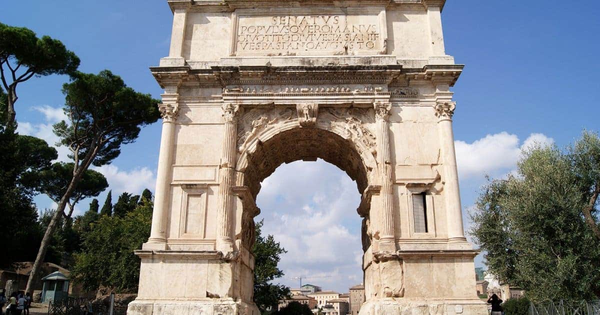 roma_foro_romano_05_arco_di_tito_e_basilica_di_massenzio_jpg_1200_630_cover_85.jpg